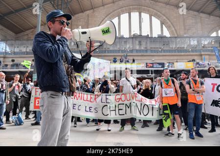 Die Eisenbahner der Gewerkschaft CGT, unterstützt von Tolbiac-Studenten und Solidaritätsmitarbeitern, demonstrierten friedlich von der Pariser Börse am Gare du Nord gegen die SNCF-Reform. Stockfoto