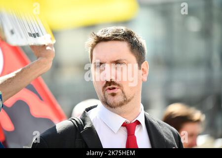 Die Eisenbahner der Gewerkschaft CGT, unterstützt von Tolbiac-Studenten und Solidaritätsmitarbeitern, demonstrierten friedlich von der Pariser Börse am Gare du Nord gegen die SNCF-Reform. Stockfoto