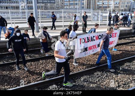 Die Eisenbahner der Gewerkschaft CGT, unterstützt von Tolbiac-Studenten und Solidaritätsmitarbeitern, demonstrierten friedlich von der Pariser Börse am Gare du Nord gegen die SNCF-Reform. Stockfoto