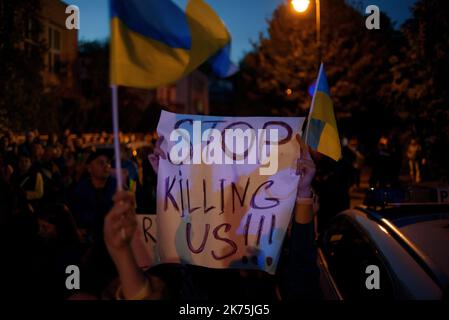 Warschau, Warschau, Polen. 17. Oktober 2022. Demonstranten halten während eines Protestes vor der iranischen Botschaft am 17. Oktober 2022 in Warschau, Polen, Zeichen. Mitglieder der ukrainischen Diaspora in Polen versammelten sich vor der Botschaft der Islamischen Republik Iran, um gegen die Unterstützung zu protestieren, die die iranische Regierung Russland durch die Lieferung von Kamikaze-Drohnen gewährt. Die Kundgebung fand nach Anschlägen auf die ukrainische Hauptstadt Kiew am Montag, den 17.. Oktober, statt. (Bild: © Aleksander Kalka/ZUMA Press Wire) Bild: ZUMA Press, Inc./Alamy Live News Stockfoto