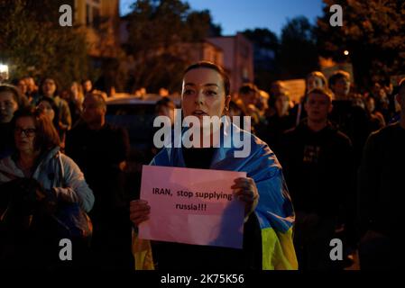 Warschau, Warschau, Polen. 17. Oktober 2022. Demonstranten halten während eines Protestes vor der iranischen Botschaft am 17. Oktober 2022 in Warschau, Polen, Zeichen. Mitglieder der ukrainischen Diaspora in Polen versammelten sich vor der Botschaft der Islamischen Republik Iran, um gegen die Unterstützung zu protestieren, die die iranische Regierung Russland durch die Lieferung von Kamikaze-Drohnen gewährt. Die Kundgebung fand nach Anschlägen auf die ukrainische Hauptstadt Kiew am Montag, den 17.. Oktober, statt. (Bild: © Aleksander Kalka/ZUMA Press Wire) Bild: ZUMA Press, Inc./Alamy Live News Stockfoto