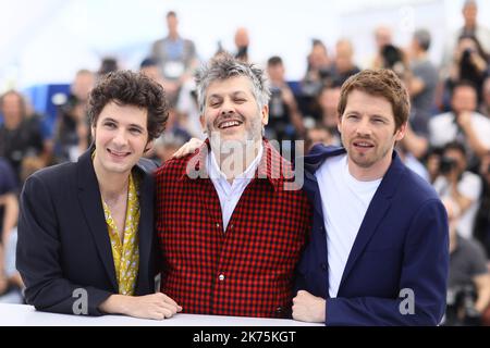 Französischer Schauspieler Vincent Lacoste Französischer Regisseur Christophe Honore der französische Schauspieler Pierre Deladonchamps (R) posiert während des Fotoalles forc (Plaire, Aimer et Courir Vite) bei den jährlichen Filmfestspielen von Cannes 71., am 11. Mai 2018 in Cannes, Frankreich. Der Film wird im offiziellen Wettbewerb des Festivals präsentiert, der vom 08. Bis 19. Mai stattfindet. Stockfoto