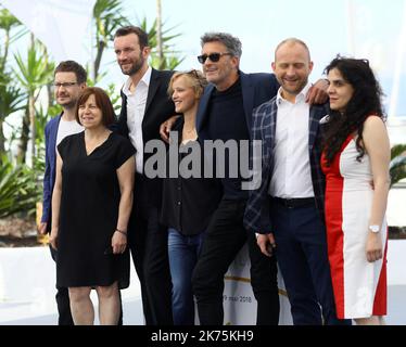 (Froml) der polnische Kameramann Lukas ZAL, die polnische Produzentin Ewa Puszczynska, der polnische Schauspieler Tomasz Kot, die polnische Schauspielerin Joanna Kulig, der polnische Regisseur Pawel Pawlikowski, der polnische Schauspieler Borys Szyc und die britische Produzentin Tanya Seghatchian posieren am 11. Mai 2018 während einer Fotocold war (Zimna Wojna)“ bei der Ausgabe der Filmfestspiele von Cannes 71. in Cannes, Südfrankreich. Stockfoto