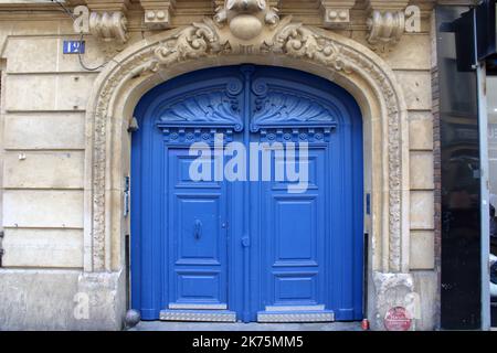 Eine wunderschöne blaue Holztür und ein großer Eingang befinden sich in der Rue des Lavandières Sainte-opportune im 1. Arrondissement von Paris Frankreich. Stockfoto