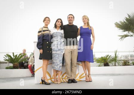 En Presence du realisateur Gilles LELLOUCHE (Frankreich). Des actrices Virginie EFIRA (Belgique), Leila BEKHTI (Frankreich), Marina FOIS (Frankreich), Melie DOUTEY (Frankreich) und Noee ABITA (Frankreich). Et des acteurs Mathieu AMALRIC (Frankreich), Guillaume CANET (Frankreich), Benoit POELVOORDE (Frankreich), Jean-Hugues ANGLADE (Frankreich), Philippe KATERINE (Frankreich), Felix MOATI (Frankreich), Alban IVANOV (Frankreich), Jonathan ZACCAI (Belgien) und Balasingham THAMILCHEVAN. 71. jährliche Filmfestspiele von Cannes in Cannes, Frankreich, Mai 2018. Das Filmfestival findet vom 8. Bis 19. Mai statt. Stockfoto