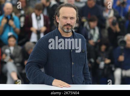 Der Schauspieler Vincent Perez (L) und der Regisseur Jean-Paul Rappeneau nehmen am 14. Mai 2018 im Palais des Festivals in Cannes, Frankreich, an der Fotoschau für „Cyrano De Bergerac“ Teil, die während der jährlichen Filmfestspiele von Cannes 71. stattfindet Stockfoto