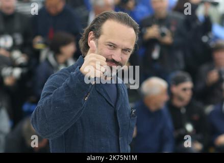 Der Schauspieler Vincent Perez (L) und der Regisseur Jean-Paul Rappeneau nehmen am 14. Mai 2018 im Palais des Festivals in Cannes, Frankreich, an der Fotoschau für „Cyrano De Bergerac“ Teil, die während der jährlichen Filmfestspiele von Cannes 71. stattfindet Stockfoto