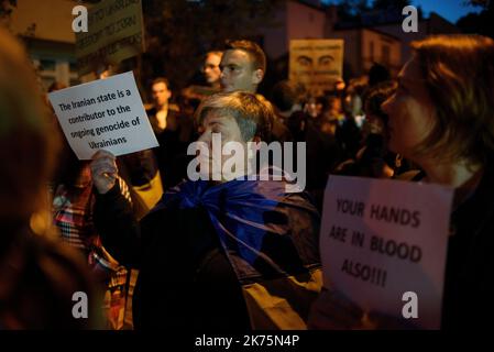 Warschau, Warschau, Polen. 17. Oktober 2022. Demonstranten halten während eines Protestes vor der iranischen Botschaft am 17. Oktober 2022 in Warschau, Polen, Zeichen. Mitglieder der ukrainischen Diaspora in Polen versammelten sich vor der Botschaft der Islamischen Republik Iran, um gegen die Unterstützung zu protestieren, die die iranische Regierung Russland durch die Lieferung von Kamikaze-Drohnen gewährt. Die Kundgebung fand nach Anschlägen auf die ukrainische Hauptstadt Kiew am Montag, den 17.. Oktober, statt. (Bild: © Aleksander Kalka/ZUMA Press Wire) Bild: ZUMA Press, Inc./Alamy Live News Stockfoto