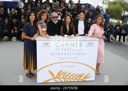 (L-R) Mariana Ximenes, Luiza Mariani, Bruna Linzmeyer, Regisseur Carlos Diegues, Marina Provenzano und Flora Diegues besuchen die Fotowand für „The Great Mystical Circus (O Grande Circo Mistico)“ während der jährlichen Filmfestspiele von Cannes 71. im Palais des Festivals am 14. Mai 2018 in Cannes, Frankreich Stockfoto