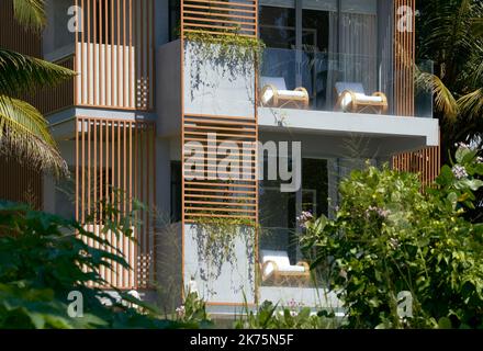 Detail der Außenfassade mit Balkonen. Harding Boutique Hotel, Ahangama, Sri Lanka. Architekt: ANARCHITECT , 2021. Stockfoto