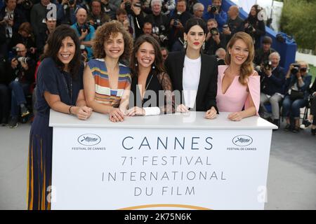 (L-R) Mariana Ximenes, Luiza Mariani, Bruna Linzmeyer, Regisseur Carlos Diegues, Marina Provenzano und Flora Diegues besuchen die Fotowand für „The Great Mystical Circus (O Grande Circo Mistico)“ während der jährlichen Filmfestspiele von Cannes 71. im Palais des Festivals am 14. Mai 2018 in Cannes, Frankreich Stockfoto