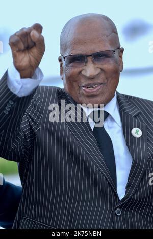 Andrew Mlangeni nimmt am 14. Mai 2018 im Palais des Festivals in Cannes, Frankreich, an der Fotoschau für den „Staat gegen Mandela“ Teil, die anlässlich der jährlichen Filmfestspiele von Cannes 71. stattfand Stockfoto