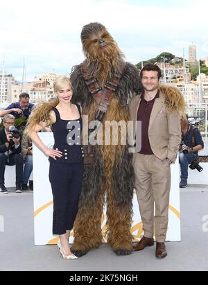 Emilia Clarke, Chewbacca und Alden Ehrenreich nehmen an der Fotowand für Solo: A Star Wars Story während der jährlichen Filmfestspiele von Cannes 71. Teil. Stockfoto