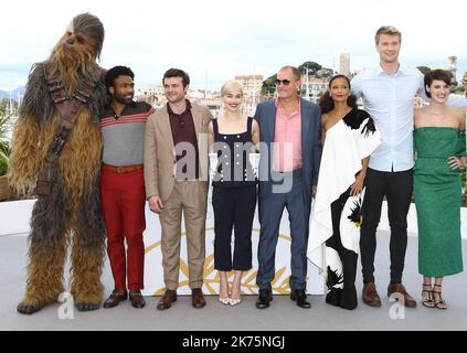 Chewbacca, Schauspieler Donald Glover, Alden Ehrenreich, Emilia Clarke, Regisseur Ron Howard, Die Schauspieler Woody Harrelson, Thandie Newton, Joonas Suotamo, Phoebe Waller-Bridge und Paul Bettany besuchen die Fotowand für Solo: A Star Wars Story während der jährlichen Filmfestspiele von Cannes 71.. Stockfoto