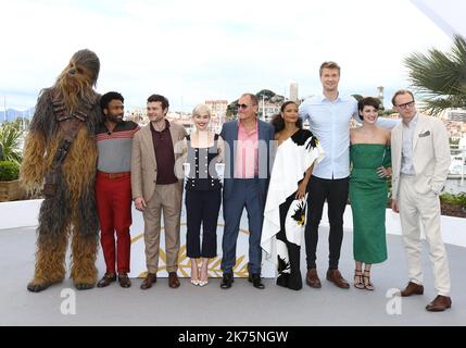 Chewbacca, Schauspieler Donald Glover, Alden Ehrenreich, Emilia Clarke, Regisseur Ron Howard, Die Schauspieler Woody Harrelson, Thandie Newton, Joonas Suotamo, Phoebe Waller-Bridge und Paul Bettany besuchen die Fotowand für Solo: A Star Wars Story während der jährlichen Filmfestspiele von Cannes 71.. Stockfoto