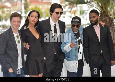 (L-R) John David Washington, Topher Grace, Adam Driver, Regisseur Spike Lee (vorne), Laura Harrier, Jasper Paakkonen und Damaris Lewis nehmen am 15. Mai 2018 beim jährlichen Cannes Film Festival 71. im Palais des Festivals in Cannes, Frankreich, an der Fotoschau für „Blackkklansman“ Teil. Stockfoto