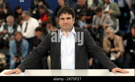 Der französische Regisseur Romain Goupil posiert am 16. Mai 2018 während einer Fotoserie für den Film „On the Road in France (La Traversee)“ bei den Filmfestspielen von Cannes 71. in Cannes, Südfrankreich. Stockfoto