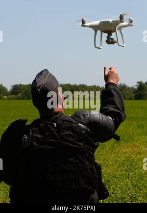 ©PHOTOPQR/OUEST FRANCE ; Deuxième jour de la seconde vage d' execulsion et de Destruction des Squats de la ZAD de Notre-Dame-des-Landes ( NDDL ) par les gendarmes mobile . Plusieurs Squats et maisons ont été visées après le Passage d' un huissier de Justice , certaines maisons ont été murées pour évier le retour de zadistes. Sur la photo utilization d' un drone ©F DUBRAY / NOTRE DAME DES LANDES 18/05/2018 Notre Dame des Landes, Frankreich, 18. 2018. Mai - zweiter Tag der zweiten Welle der Räumung und Zerstörung der Squats der ZAD von Notre-Dame-des-Landes (NDDL) durch mobile Gendarmen, af Stockfoto