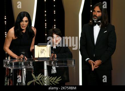 Die iranische Schauspielerin und Tochter von Jafar Panahi Solmaz Panahi (2.l) und der iranische Schauspieler und Sohn von Jafar Panahi Panah Panahi (L) posieren auf der Bühne mit dem französischen Regisseur und Mitglied der Spielfilmjury Robert Guediguian (2.r) und der französisch-italienischen Schauspielerin Chiara Mastroianni, nachdem sie den Preis für das beste Drehbuch erhalten hatte Der Film '3 Faces (SE Rokh)' im Namen ihres Vaters, des iranischen Regisseurs Jafar Panahi, wurde am 19. Mai 2018 während der Abschlussfeier der Filmfestspiele von Cannes 71. in Cannes, Südfrankreich, gedreht. 71. jährliche Filmfestspiele von Cannes in Cannes, Frankreich, Mai 2018. Der Film festi Stockfoto