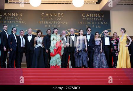 CANNES, FRANKREICH - MAI 19: (L-R) Gregoire Melin, Oscar Jaenada, Sergi Lopez; Stellan Skarsgard, Mariela Besuievsky, Jordi Molla, Rossy de Palma, Terry Gilliam, Stellan Skarsgard, Olga Kurylenko, Adam Driver, Joana Ribeiro, Jonathan Pryce, Alessandra Lo Savio und Amy Gilliam nehmen an der Abschlusszeremonie und Vorführung von „The man Who Killed Don Quixote“ während der jährlichen Filmfestspiele von Cannes 71. im Palais des Festivals am 19. Mai 2018 in Cannes, Frankreich, Teil. 71. jährliche Filmfestspiele von Cannes in Cannes, Frankreich, Mai 2018. Das Filmfestival findet vom 8. Bis 19. Mai statt. Stockfoto