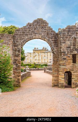 Culzean Castle durch den 18.. Jahrhundert Ruined Arch, South Ayrshire, Schottland, Großbritannien Stockfoto