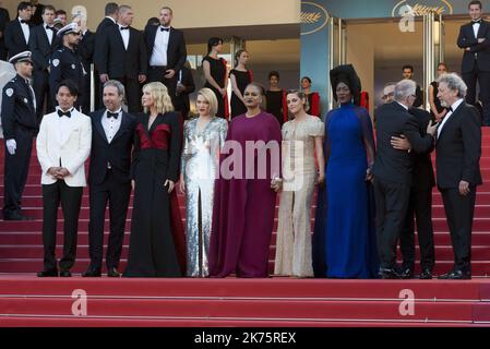 (Froml) taiwanesischer Schauspieler und Mitglied der Spielfilmjury Chang Chen, kanadischer Regisseur und Mitglied der Spielfilmjury Denis Villeneuve, australische Schauspielerin und Präsidentin der Jury Cate Blanchett, französische Schauspielerin und Mitglied der Spielfilmjury Lea Seydoux, US-Regisseurin und Drehbuchautorin und Mitglied der Spielfilmjury Ava DuVernay, US-Schauspielerin und Mitglied der Spielfilmjury Kristen Stewart, burundische Sängerin und Mitglied der Spielfilmjury Khadja Nin, Andrey Zvyagintsev, russischer Regisseur und Mitglied der Spielfilmjury sowie französischer Regisseur und Mitglied des Spielfilms Stockfoto
