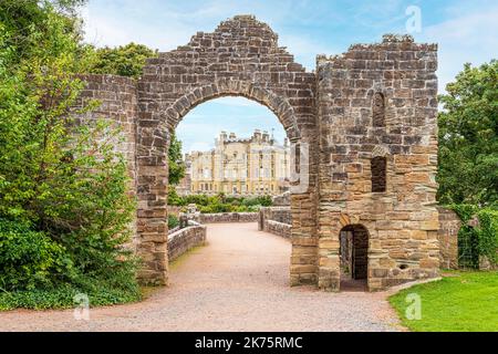 Culzean Castle durch den 18.. Jahrhundert Ruined Arch, South Ayrshire, Schottland, Großbritannien Stockfoto