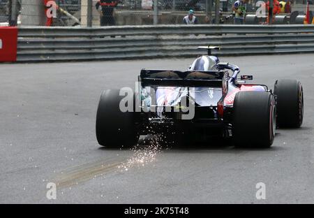 Funken aus einem der Fahrzeuge beim ersten Training des Großen Preises von Monaco am 24. Mai 2018. LE 24 05 2018 FOTO : CYRIL DODERGNY 2018 FORMULA 1 MONACO GRAND PRIX RENNSTRECKE VON MONTE-CARLO MAI 24 2018 Stockfoto