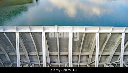 Detail des Tores, das dem Wasser des Sau-Stausees in Vilanova de Sau, Comarca del Osona, Barcelona, Katalonien, Spanien, Europa Stockfoto