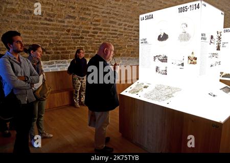 Das Haus der Lachenden Kuh befindet sich in Lons-le Saunier. Es befindet sich an dem Ort, an dem die erste Messe überhaupt stattfand, die Fabrikmesse. Das Gebäude, in dem es sich befindet, präsentiert eine innovative Architektur, aber viele Prinzipien, die mit der Erhaltung der Umwelt als Wärmedämmung und energiearme Beleuchtung übereinstimmen. Der Bel-Käse wurde 1865 zu Orgelet hergestellt. Der Käse zog im Jahr 1897 nach Lons-le-Saunier.das Haus der Lachenden Kuh befindet sich in Lons-le Saunier. Es befindet sich an dem Ort, an dem die erste Messe überhaupt stattfand, die Fabrikmesse. Das Gebäude, in dem es sich befindet, präsentiert eine innovative Architektur, aber Stockfoto