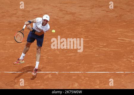 Der Spanier Roberto Bautista Agut tritt beim dritten Match der Männer im Einzel gegen den serbischen Novak Djokovic am sechsten Tag des Roland Garros 2018 French Open Tennisturniers in Paris, Frankreich, in Aktion. 01.06.2018 Stockfoto