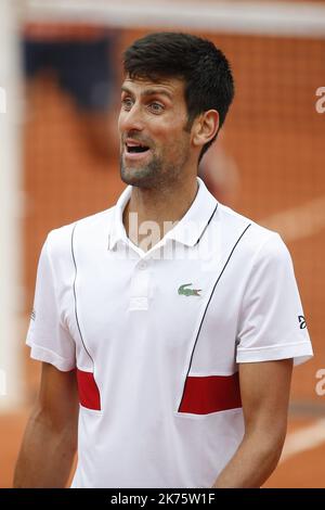 Der serbische Novak Djokovic reagiert gegen den spanischen Roberto Bautista Agut während des dritten Wettkampfs seiner Männer im Einzel am sechsten Tag des Roland Garros 2018 French Open Tennisturniers in Paris, Frankreich. 01.06.2018 Stockfoto