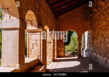 Atrium-Details. Eine Kirche aus dem 13.. Jahrhundert, die der Asunción de Nuestra Señora gewidmet ist. Tamajón, Guadalajara, Castilla La Mancha, Spanien, Europa Stockfoto