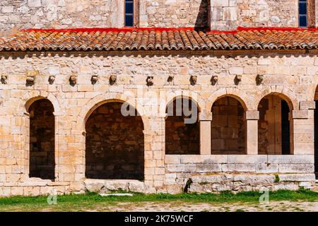 Atrium-Details. Eine Kirche aus dem 13.. Jahrhundert, die der Asunción de Nuestra Señora gewidmet ist. Tamajón, Guadalajara, Castilla La Mancha, Spanien, Europa Stockfoto