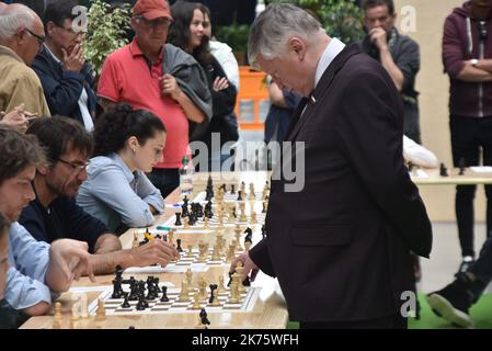 Anatoli Jewgenjewitsch Karpow, russischer Schachgroßmeister und ehemaliger Weltmeister, gegen 20 Spieler. Stockfoto