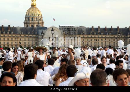 ©PHOTOPQR/LE PARISIEN/Jean-Baptiste Quentin ; PARIS 03/06/2018 Les 30 ans du Diner en Blanc cette année rassemblait ses convives sur les pelouses des Invalides 7eme Paris , Frankreich , juni 3. 2018 Teilnehmer gekleidet in weiß nehmen Teil in der weiß Abendessen , bei der Invalides Gärten . Diese Ausgabe markiert den 30.. Jahrestag der 'Diner en Blanc' Stockfoto