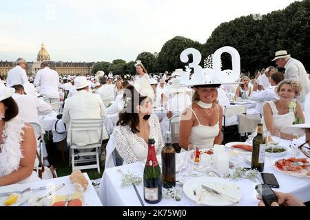 ©PHOTOPQR/LE PARISIEN/Jean-Baptiste Quentin ; PARIS 03/06/2018 Les 30 ans du Diner en Blanc cette année rassemblait ses convives sur les pelouses des Invalides 7eme Paris , Frankreich , juni 3. 2018 Teilnehmer gekleidet in weiß nehmen Teil in der weiß Abendessen , bei der Invalides Gärten . Diese Ausgabe markiert den 30.. Jahrestag der 'Diner en Blanc' Stockfoto