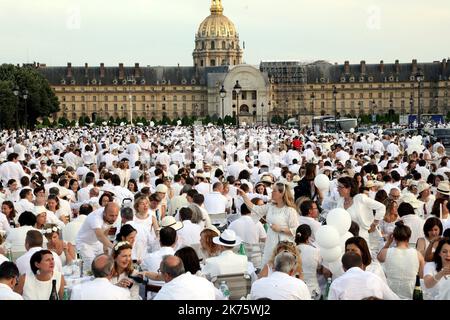 ©PHOTOPQR/LE PARISIEN/Jean-Baptiste Quentin ; PARIS 03/06/2018 Les 30 ans du Diner en Blanc cette année rassemblait ses convives sur les pelouses des Invalides 7eme Paris , Frankreich , juni 3. 2018 Teilnehmer gekleidet in weiß nehmen Teil in der weiß Abendessen , bei der Invalides Gärten . Diese Ausgabe markiert den 30.. Jahrestag der 'Diner en Blanc' Stockfoto