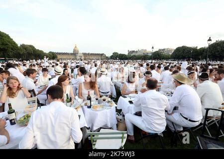 ©PHOTOPQR/LE PARISIEN/Jean-Baptiste Quentin ; PARIS 03/06/2018 Les 30 ans du Diner en Blanc cette année rassemblait ses convives sur les pelouses des Invalides 7eme Paris , Frankreich , juni 3. 2018 Teilnehmer gekleidet in weiß nehmen Teil in der weiß Abendessen , bei der Invalides Gärten . Diese Ausgabe markiert den 30.. Jahrestag der 'Diner en Blanc' Stockfoto