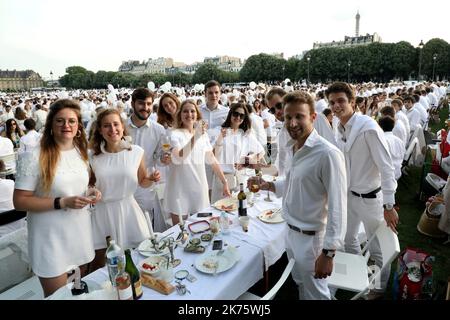 ©PHOTOPQR/LE PARISIEN/Jean-Baptiste Quentin ; PARIS 03/06/2018 Les 30 ans du Diner en Blanc cette année rassemblait ses convives sur les pelouses des Invalides 7eme Paris , Frankreich , juni 3. 2018 Teilnehmer gekleidet in weiß nehmen Teil in der weiß Abendessen , bei der Invalides Gärten . Diese Ausgabe markiert den 30.. Jahrestag der 'Diner en Blanc' Stockfoto