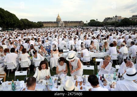©PHOTOPQR/LE PARISIEN/Jean-Baptiste Quentin ; PARIS 03/06/2018 Les 30 ans du Diner en Blanc cette année rassemblait ses convives sur les pelouses des Invalides 7eme Paris , Frankreich , juni 3. 2018 Teilnehmer gekleidet in weiß nehmen Teil in der weiß Abendessen , bei der Invalides Gärten . Diese Ausgabe markiert den 30.. Jahrestag der 'Diner en Blanc' Stockfoto