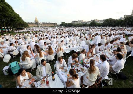 ©PHOTOPQR/LE PARISIEN/Jean-Baptiste Quentin ; PARIS 03/06/2018 Les 30 ans du Diner en Blanc cette année rassemblait ses convives sur les pelouses des Invalides 7eme Paris , Frankreich , juni 3. 2018 Teilnehmer gekleidet in weiß nehmen Teil in der weiß Abendessen , bei der Invalides Gärten . Diese Ausgabe markiert den 30.. Jahrestag der 'Diner en Blanc' Stockfoto