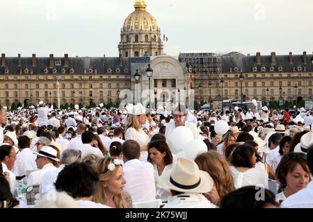 ©PHOTOPQR/LE PARISIEN/Jean-Baptiste Quentin ; PARIS 03/06/2018 Les 30 ans du Diner en Blanc cette année rassemblait ses convives sur les pelouses des Invalides 7eme Paris , Frankreich , juni 3. 2018 Teilnehmer gekleidet in weiß nehmen Teil in der weiß Abendessen , bei der Invalides Gärten . Diese Ausgabe markiert den 30.. Jahrestag der 'Diner en Blanc' Stockfoto