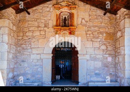 Atrium- und Eingangsdetails. Eremitage der Jungfrau von den Enebrales. Erbaut im 16.. Jahrhundert im romanischen Stil und renoviert im 18.. Jahrhundert Stockfoto