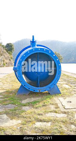 Alte Ziermaschine neben dem Stausee des Sau Stausees in der Region Osona, Barcelona, Katalonien, Spanien, Europa Stockfoto