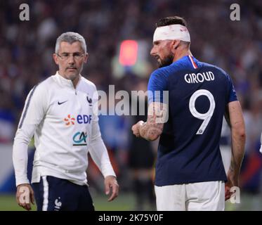 Olivier Giroud sort sur Blessure à la tete Stockfoto