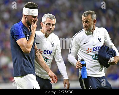 OLIVIER GIROUD sort sur Blessure Stockfoto