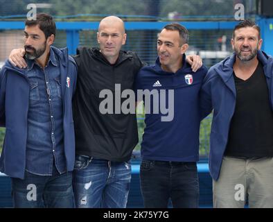 Auf Initiative von Adidas wurde in Saint-Denis, wenige hundert Meter vom Stade de France entfernt, von Zinedine Zidane und in Anwesenheit mehrerer Weltmeister 98 (Laurent Blanc, Robert Pires, Fabien Barthez, Vincent Candela, Youri Djorkaeff, Lionel Charbonnier, Christian Karembeu, Alain Boghossian) Stockfoto