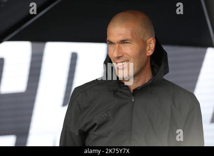 Auf Initiative von Adidas wurde in Saint-Denis, wenige hundert Meter vom Stade de France entfernt, von Zinedine Zidane und in Anwesenheit mehrerer Weltmeister 98 (Laurent Blanc, Robert Pires, Fabien Barthez, Vincent Candela, Youri Djorkaeff, Lionel Charbonnier, Christian Karembeu, Alain Boghossian) Stockfoto