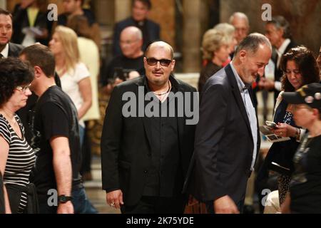 Etwa 6 Monate nach dem tod des französischen Rockstars Johnny Hallyday feiern 3 000 Menschen seinen 75.. Geburtstag in der Kirche von Madeleine Stockfoto